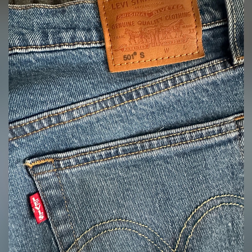 Levi's Medium Blue 501 Skinny Straight Leg Women's Jeans - Size 27x28 - EUC - Picture 5 of 5